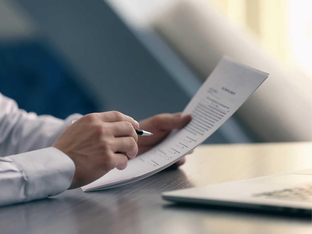 Проверьте, есть ли у компании привозчика автомобилей все необходимые лицензии и сертификаты, подтверждающие её легальную деятельность. Отсутствие таких документов — повод для настороженности. Надежный партнер всегда предоставляет копии документов по вашему запросу.